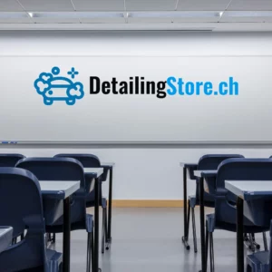 Salle de cours avec tables, chaises et logo DetailingStore.ch au mur.