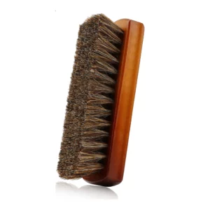 Brosse ergonomique en bois avec poils long et doux pour le cuir.