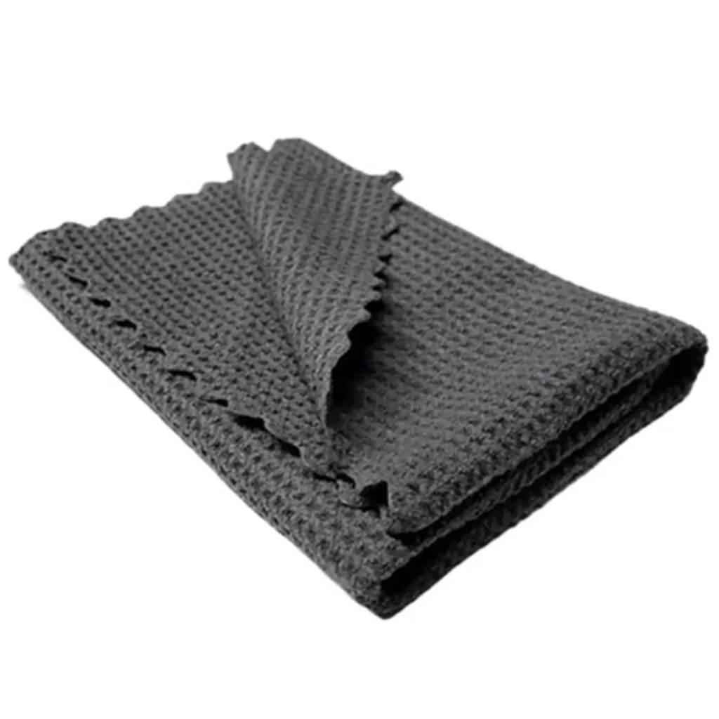 Chiffon en microfibre gauffrée grise pour un nettoyage des vitres sans traces.