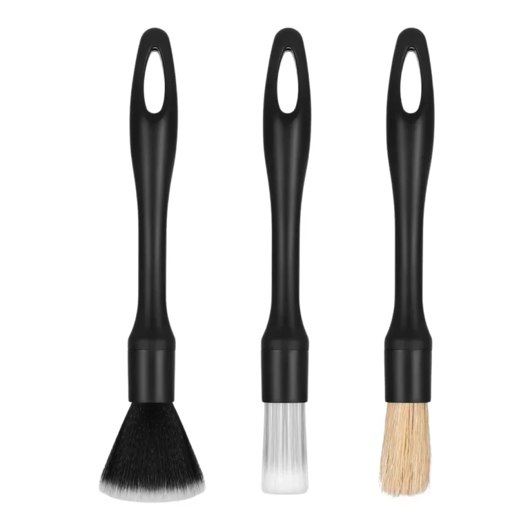 Set de trois pinceaux de detailing avec différentes densités de poils noirs.