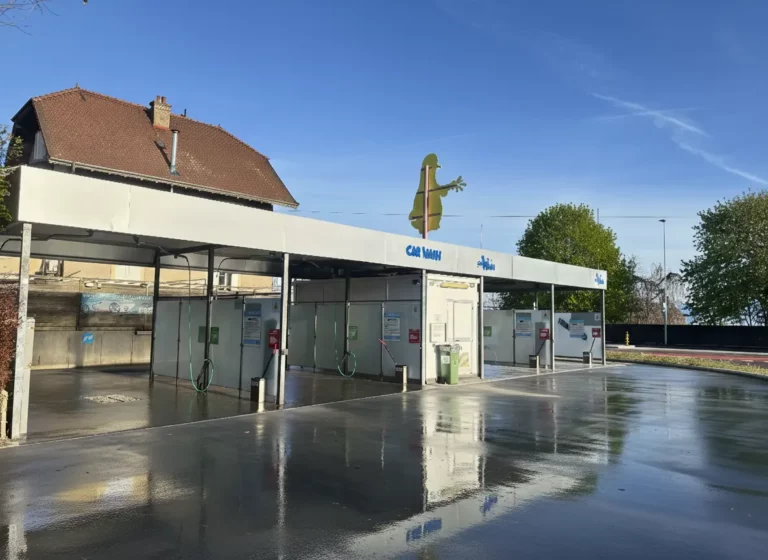 Station de lavage auto en libre-service à Tolochenaz avec pistes haute pression et aspirateurs pro, proche de Morges, Echandens et St-Prex.